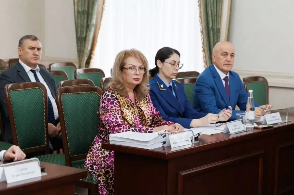 Премьер-министр КЧР Мурат Аргунов провел заседание Правительства Карачаево-Черкесии - рассмотрено более 10 вопросов Премьер-министр КЧР Мурат Аргунов провел заседание Правительства Карачаево-Черкесии - рассмотрено более 10 вопросов