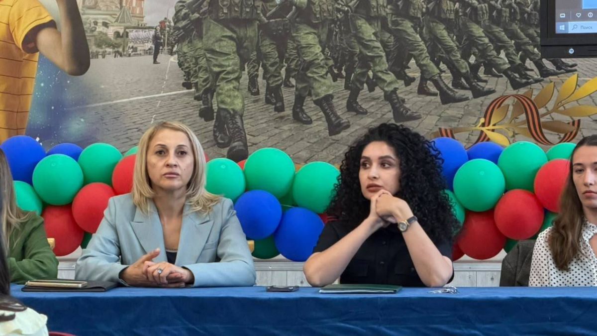 На базе МКОУ «Гимназия № 13 г. Черкесска» состоялось общешкольное родительское собрание на тему «Безопасность детей - наша общая забота» На базе МКОУ «Гимназия № 13 г. Черкесска» состоялось общешкольное родительское собрание на тему «Безопасность детей - наша общая забота»