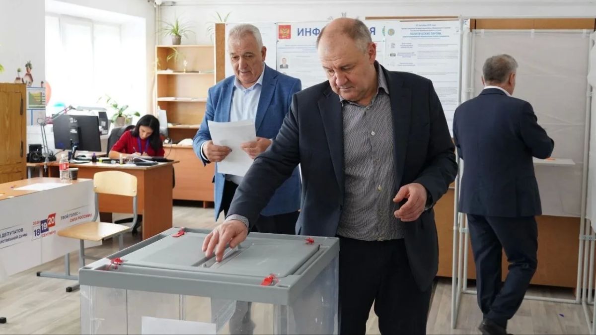Спикер Парламента республики Александр Иванов, депутаты и сотрудники Аппарата приняли участие в Едином дне голосования Спикер Парламента республики Александр Иванов, депутаты и сотрудники Аппарата приняли участие в Едином дне голосования