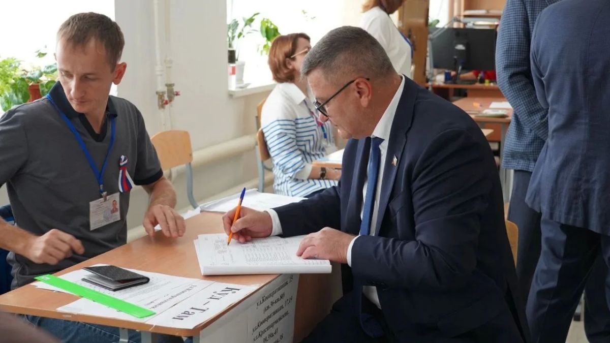Спикер Парламента республики Александр Иванов, депутаты и сотрудники Аппарата приняли участие в Едином дне голосования Спикер Парламента республики Александр Иванов, депутаты и сотрудники Аппарата приняли участие в Едином дне голосования