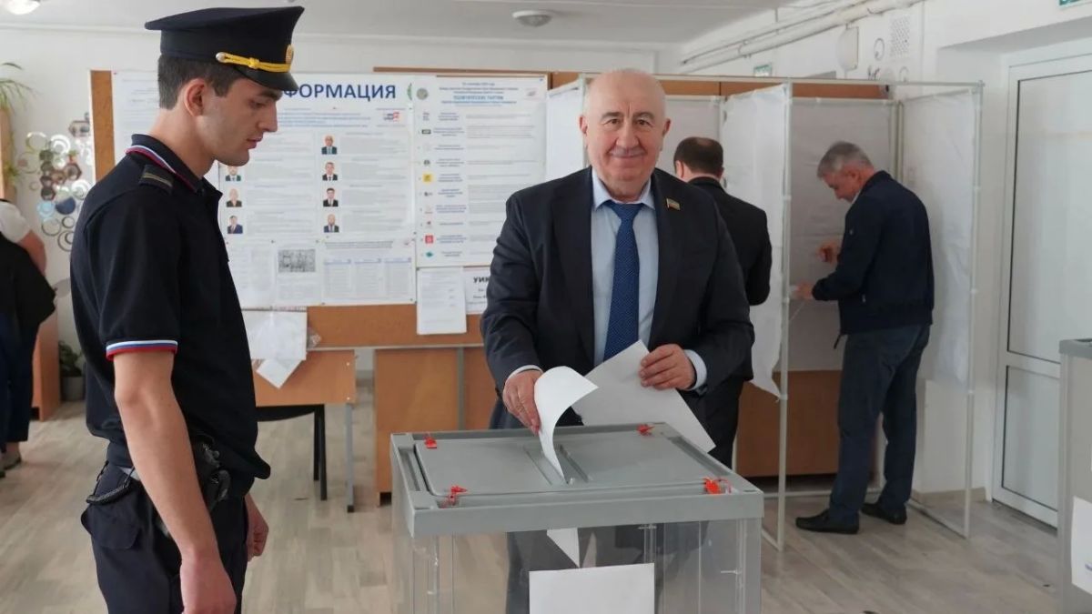 Спикер Парламента республики Александр Иванов, депутаты и сотрудники Аппарата приняли участие в Едином дне голосования Спикер Парламента республики Александр Иванов, депутаты и сотрудники Аппарата приняли участие в Едином дне голосования