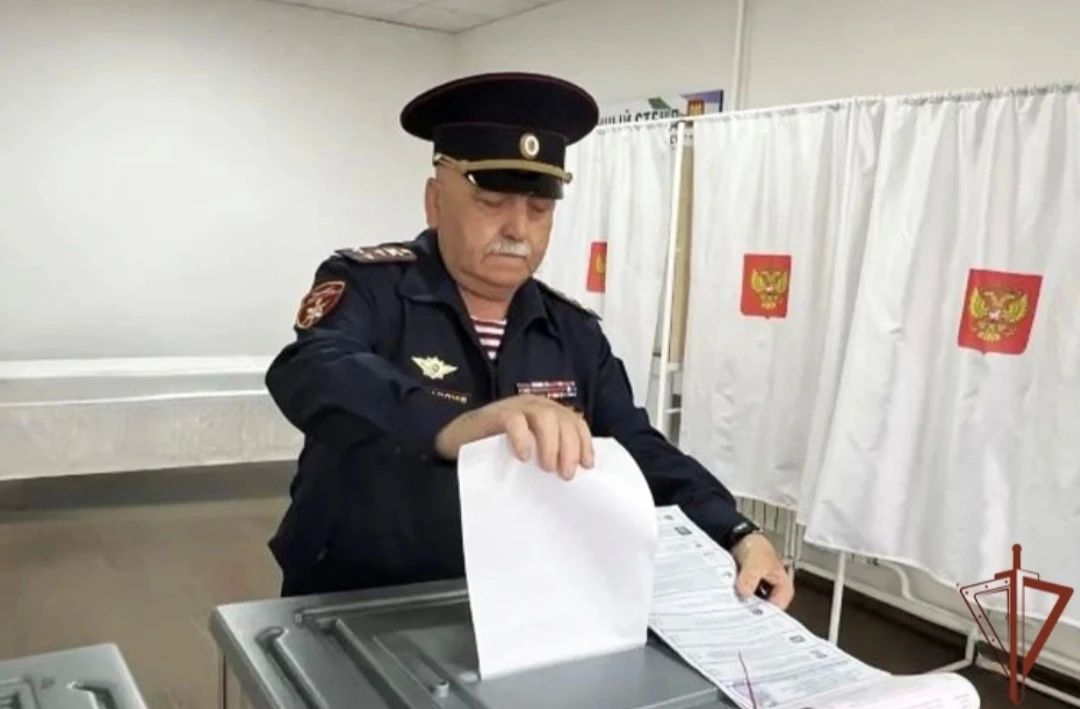 Личный состав Северо-Кавказского округа Росгвардии продолжает участвовать в Едином дне голосования Личный состав Северо-Кавказского округа Росгвардии продолжает участвовать в Едином дне голосования