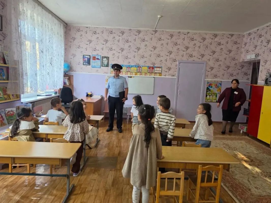 Инспектор по пропаганде безопасности дорожного движения ОГИБДД Межмуниципального отдела МВД России «Карачаевский» провел профилактическую беседу с воспитанниками МБОУ «Детский сад «ВИКИ» г. Карачаевска Инспектор по пропаганде безопасности дорожного движения ОГИБДД Межмуниципального отдела МВД России «Карачаевский» провел профилактическую беседу с воспитанниками МБОУ «Детский сад «ВИКИ» г. Карачаевска