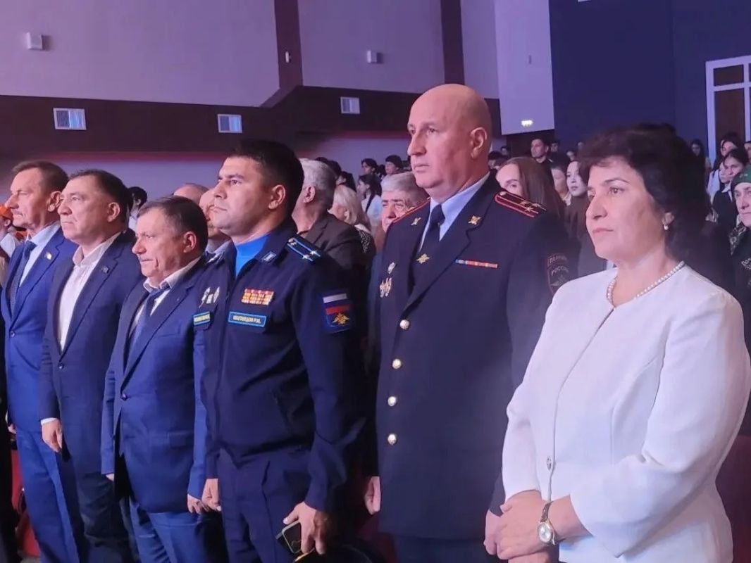 Заместитель министра внутренних дел по Карачаево-Черкесской Республике Солтан Капланов вручил первые паспорта юным гражданам России из Луганской Народной Республики Заместитель министра внутренних дел по Карачаево-Черкесской Республике Солтан Капланов вручил первые паспорта юным гражданам России из Луганской Народной Республики