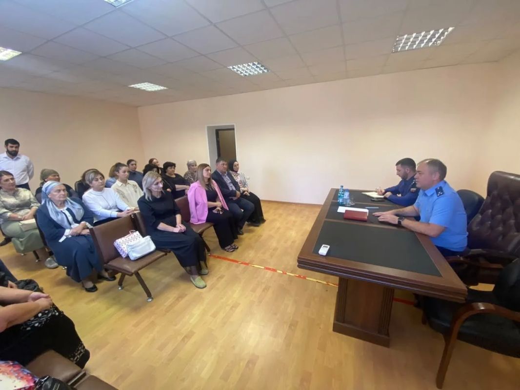 Правила безопасного поведения в сети «Интернет» освещены в ходе приема жителей Краснокурганского сельского поселения прокурором Малокарачаевского района Русланом Джемакуловым