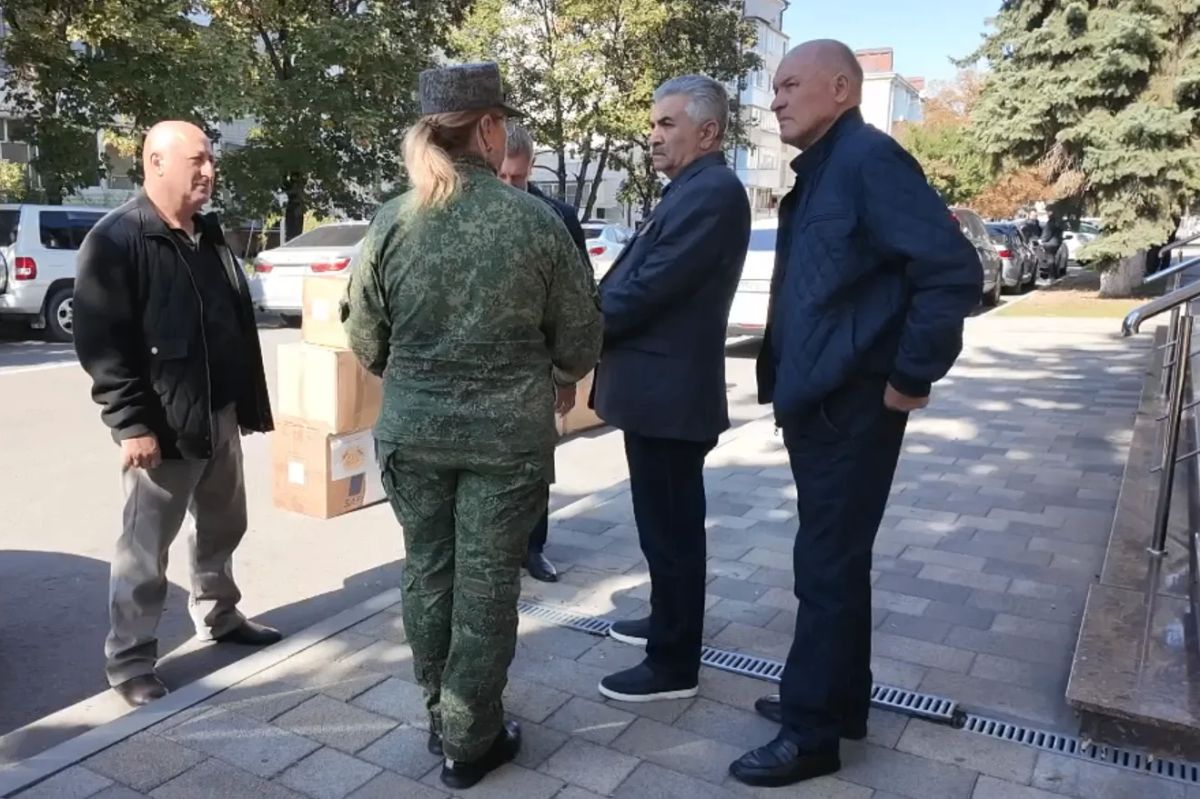 В Карачаево-Черкесии ветераны ведомства отправили очередной гуманитарный груз бойцам в зону СВО В Карачаево-Черкесии ветераны ведомства отправили очередной гуманитарный груз бойцам в зону СВО