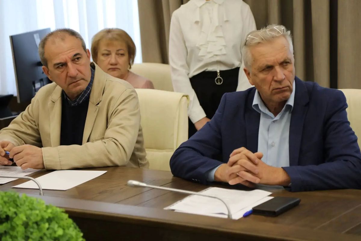 В рамках прохождения второго этапа всероссийской штабной тренировки по гражданской обороне в малом зале мэрии Черкесска прошло заседание комиссии по чрезвычайным ситуациям и пожарной безопасности с участием представителей... В рамках прохождения второго этапа всероссийской штабной тренировки по гражданской обороне в малом зале мэрии Черкесска прошло заседание комиссии по чрезвычайным ситуациям и пожарной безопасности с участием представителей...
