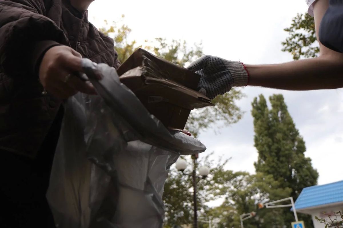 В Черкесске прошел субботник в Парке Победы В Черкесске прошел субботник в Парке Победы