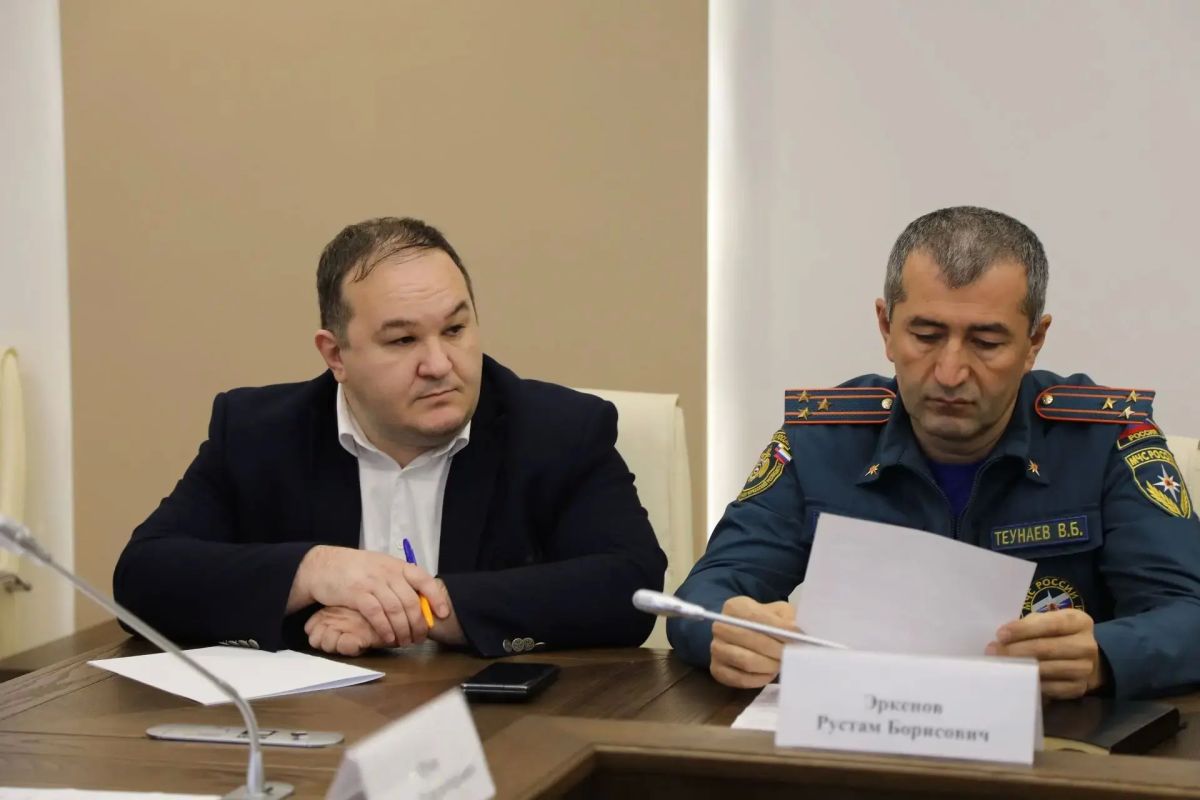 В рамках прохождения второго этапа всероссийской штабной тренировки по гражданской обороне в малом зале мэрии Черкесска прошло заседание комиссии по чрезвычайным ситуациям и пожарной безопасности с участием представителей... В рамках прохождения второго этапа всероссийской штабной тренировки по гражданской обороне в малом зале мэрии Черкесска прошло заседание комиссии по чрезвычайным ситуациям и пожарной безопасности с участием представителей...