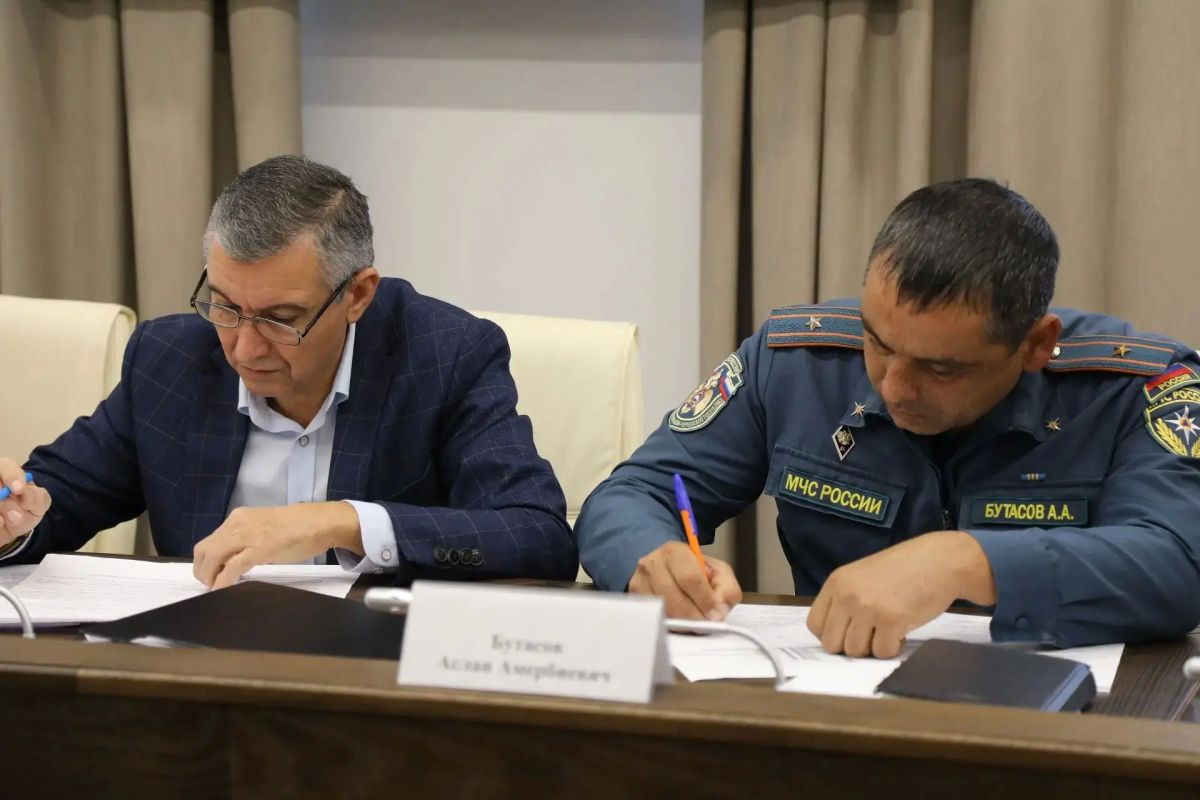 В рамках прохождения второго этапа всероссийской штабной тренировки по гражданской обороне в малом зале мэрии Черкесска прошло заседание комиссии по чрезвычайным ситуациям и пожарной безопасности с участием представителей... В рамках прохождения второго этапа всероссийской штабной тренировки по гражданской обороне в малом зале мэрии Черкесска прошло заседание комиссии по чрезвычайным ситуациям и пожарной безопасности с участием представителей...