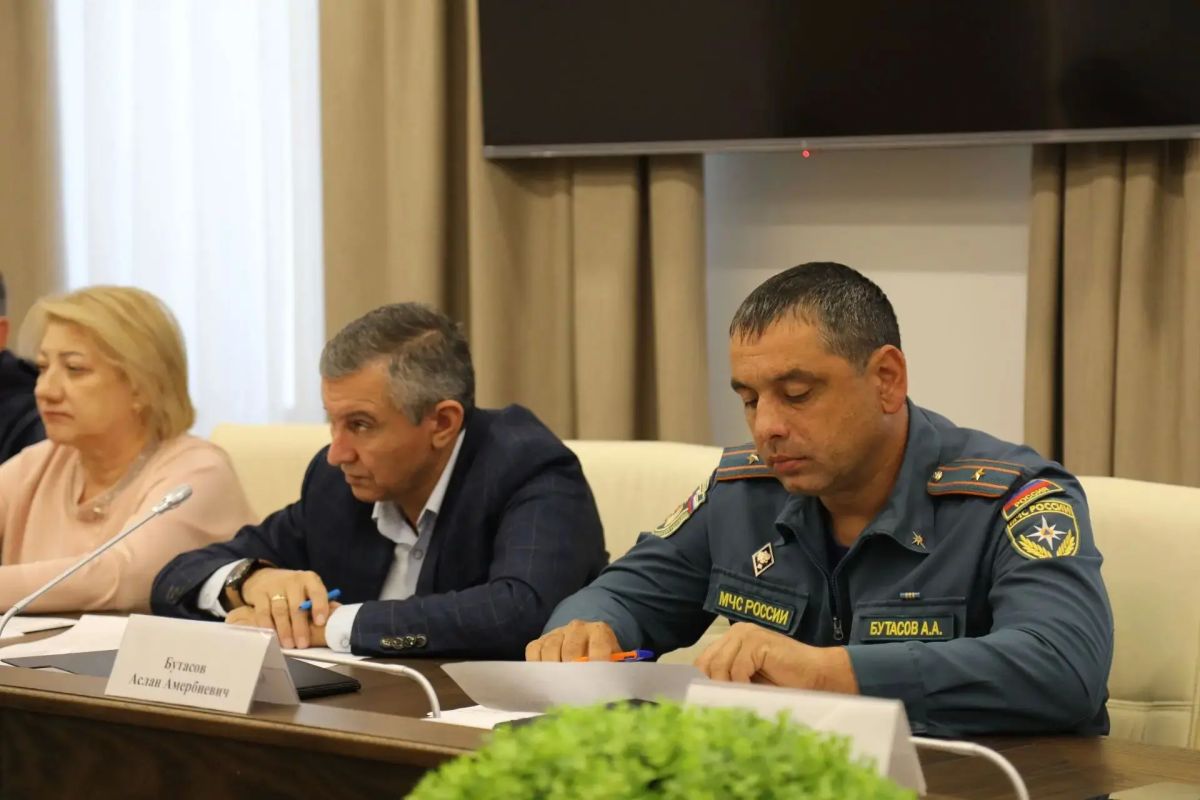 В рамках прохождения второго этапа всероссийской штабной тренировки по гражданской обороне в малом зале мэрии Черкесска прошло заседание комиссии по чрезвычайным ситуациям и пожарной безопасности с участием представителей... В рамках прохождения второго этапа всероссийской штабной тренировки по гражданской обороне в малом зале мэрии Черкесска прошло заседание комиссии по чрезвычайным ситуациям и пожарной безопасности с участием представителей...