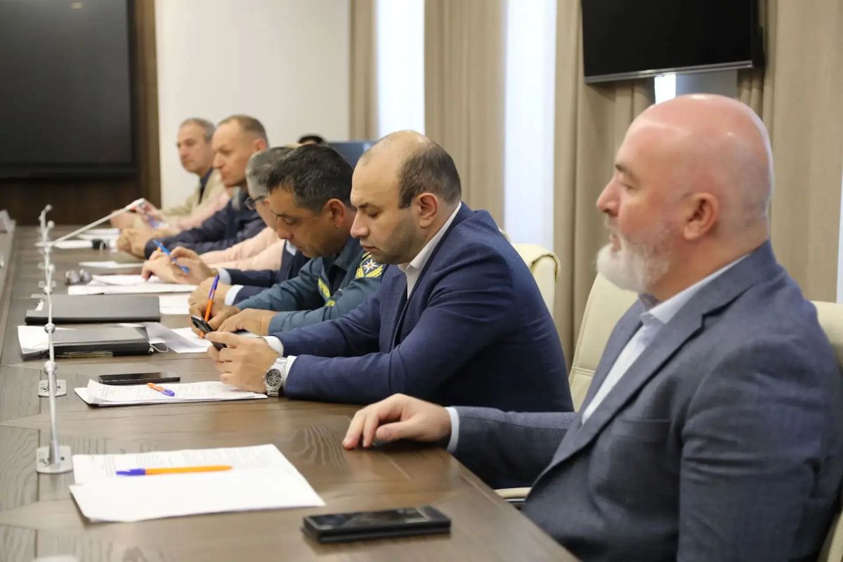 В рамках прохождения второго этапа всероссийской штабной тренировки по гражданской обороне в малом зале мэрии Черкесска прошло заседание комиссии по чрезвычайным ситуациям и пожарной безопасности с участием представителей... В рамках прохождения второго этапа всероссийской штабной тренировки по гражданской обороне в малом зале мэрии Черкесска прошло заседание комиссии по чрезвычайным ситуациям и пожарной безопасности с участием представителей...