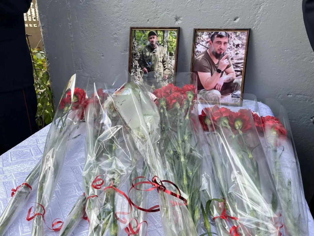 В Карачаевске открыли мемориальную доску погибшему в СВО Рамазану Айбазову В Карачаевске открыли мемориальную доску погибшему в СВО Рамазану Айбазову