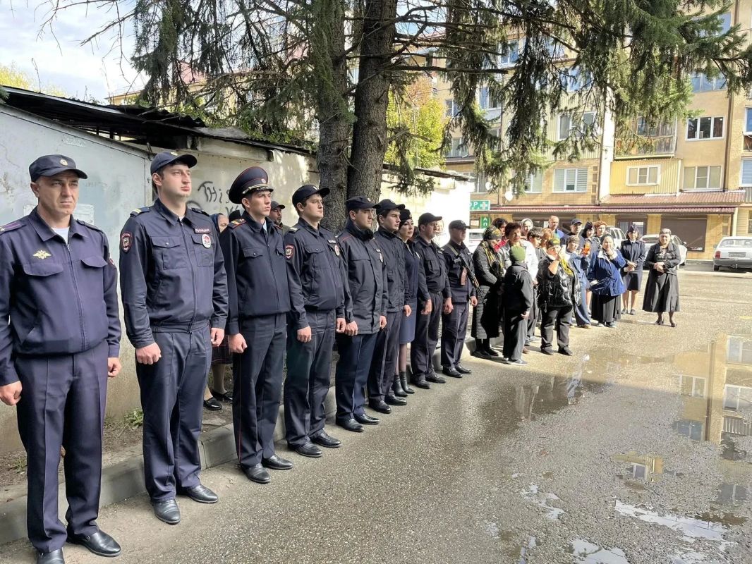 В Карачаевске открыли мемориальную доску погибшему в СВО Рамазану Айбазову