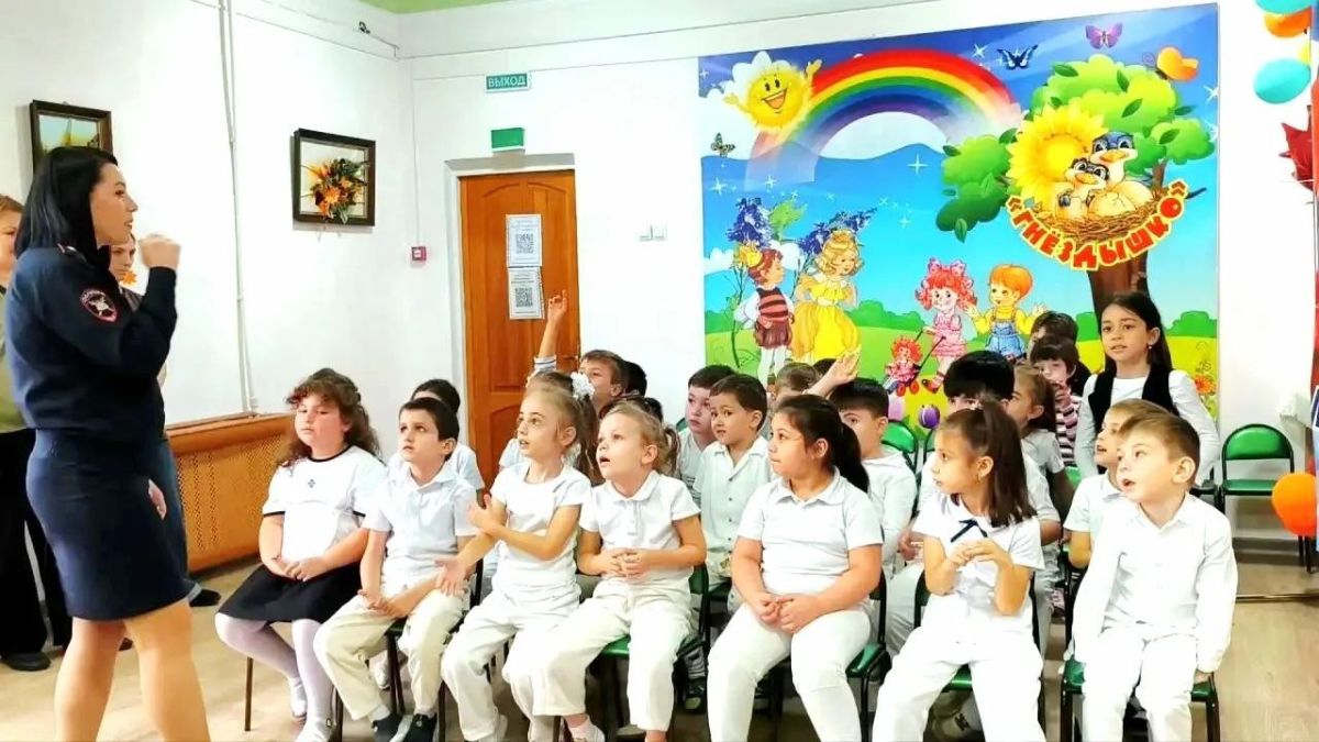 В рамках региональной социальной кампании «Кавказ за безопасные дороги» инспектором по пропаганде безопасности дорожного движения Отдела МВД России по г. Черкесску с воспитанниками подготовительной группы детского сада... В рамках региональной социальной кампании «Кавказ за безопасные дороги» инспектором по пропаганде безопасности дорожного движения Отдела МВД России по г. Черкесску с воспитанниками подготовительной группы детского сада...
