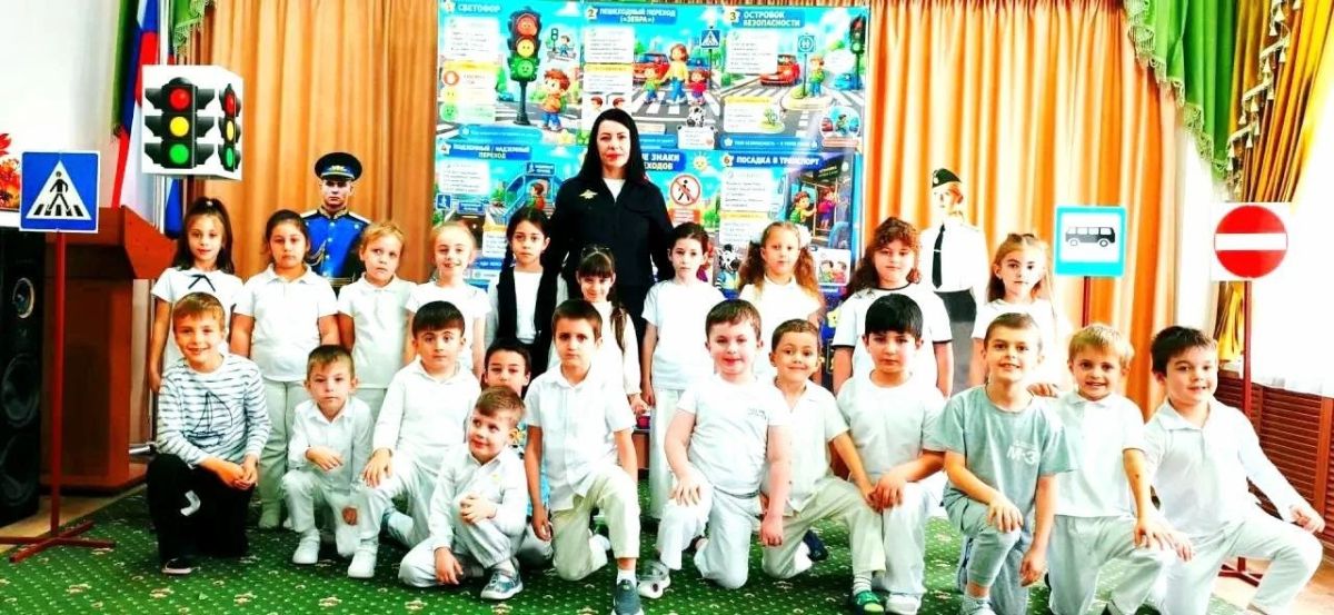 В рамках региональной социальной кампании «Кавказ за безопасные дороги» инспектором по пропаганде безопасности дорожного движения Отдела МВД России по г. Черкесску с воспитанниками подготовительной группы детского сада... В рамках региональной социальной кампании «Кавказ за безопасные дороги» инспектором по пропаганде безопасности дорожного движения Отдела МВД России по г. Черкесску с воспитанниками подготовительной группы детского сада...