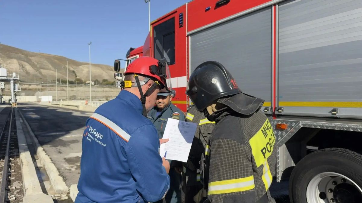 Огнеборцы МЧС России провели пожарно-тактические занятия на базе РусГидро Огнеборцы МЧС России провели пожарно-тактические занятия на базе РусГидро