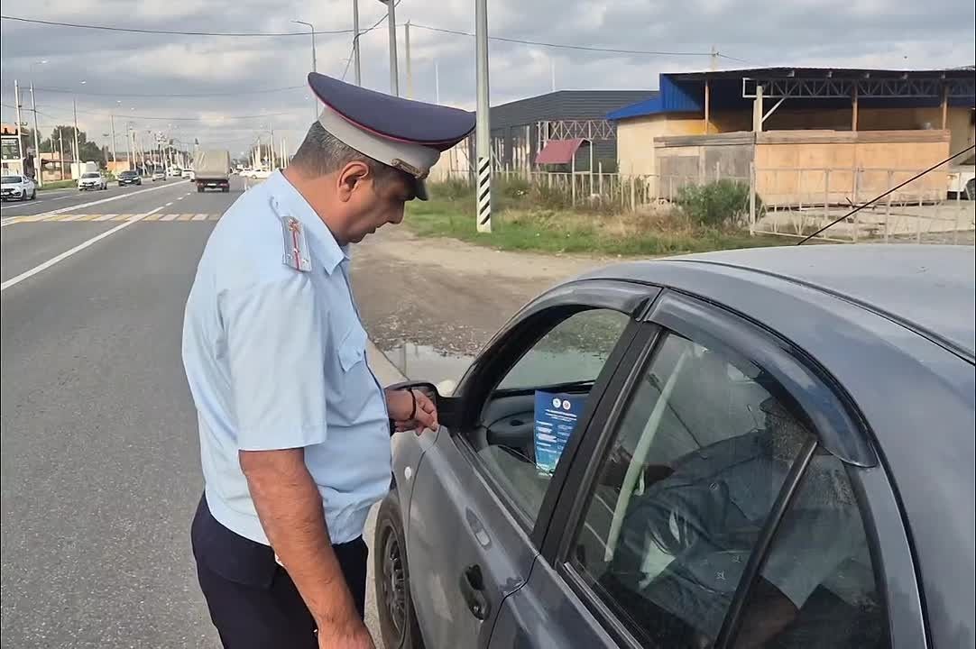 Сотрудники Госавтоинспекции Отдела МВД России по г. Черкесску совместно с сотрудниками отдельной роты дорожно-патрульной службы Госавтоинспекции МВД по Карачаево-Черкесской Республике на территории республиканского центра в...