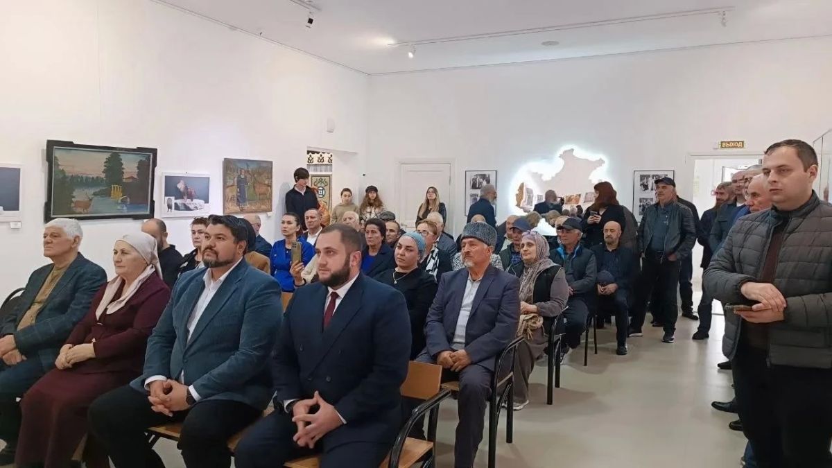 В Картинной галерее КЧР открылась выставка «Почерк судьбы» к 115-летию Исхака Акбаева