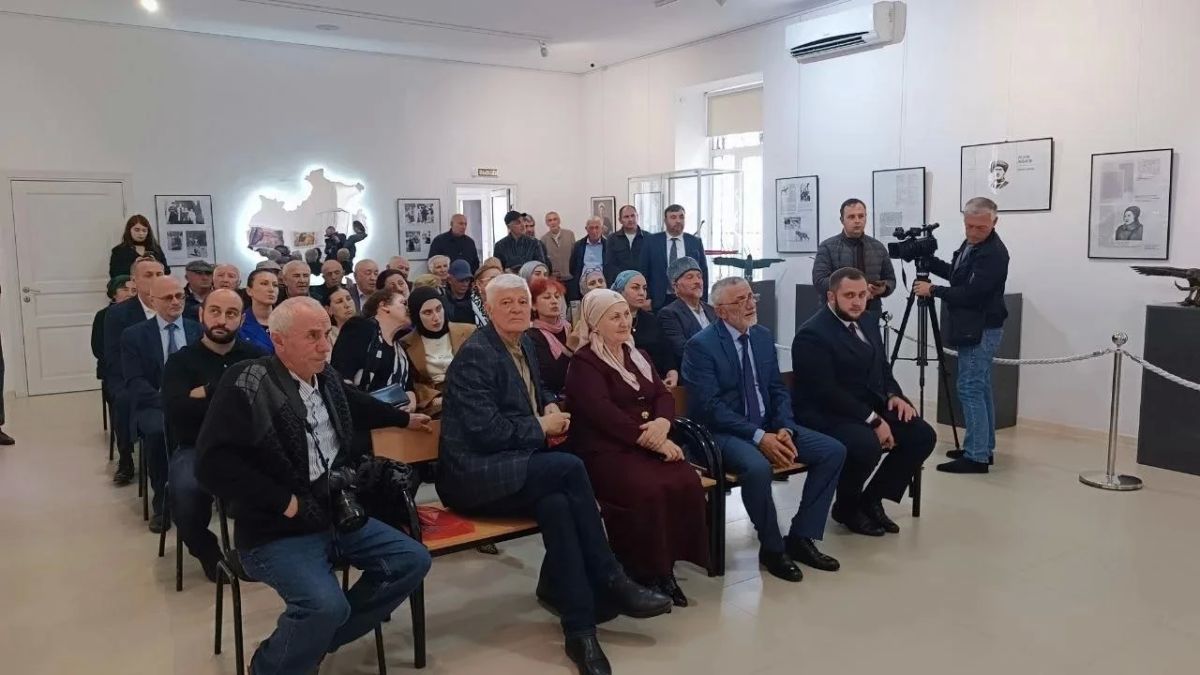 В Картинной галерее КЧР открылась выставка «Почерк судьбы» к 115-летию Исхака Акбаева В Картинной галерее КЧР открылась выставка «Почерк судьбы» к 115-летию Исхака Акбаева