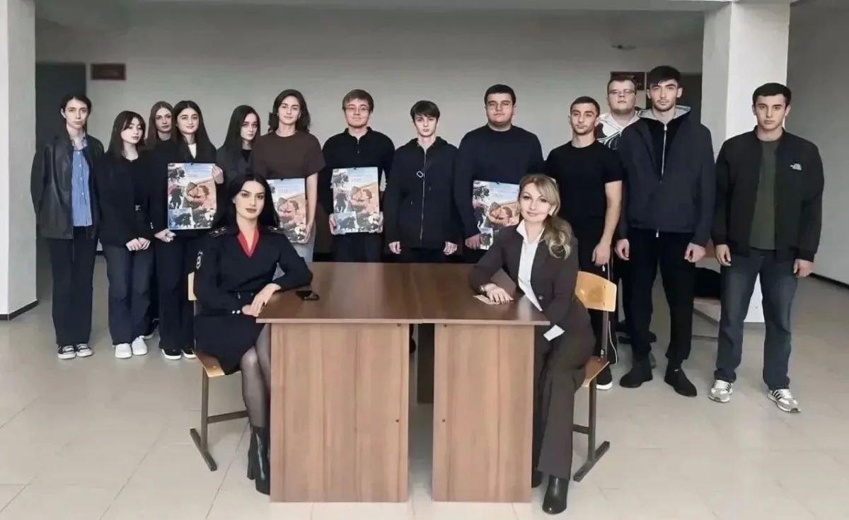 Сотрудники ЦПЭ МВД по Карачаево-Черкесской Республике и Координационного центра по вопросам формирования у молодежи активной гражданской позиции, предупреждения межнациональных и межконфессиональных конфликтов... Сотрудники ЦПЭ МВД по Карачаево-Черкесской Республике и Координационного центра по вопросам формирования у молодежи активной гражданской позиции, предупреждения межнациональных и межконфессиональных конфликтов...