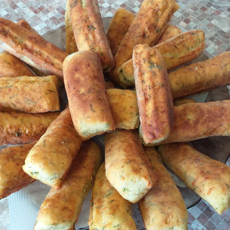Вкусные закусочные палочки на кефире: просто, быстро и с зеленью