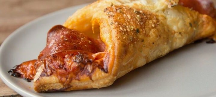 Слоеные рогалики с красной рыбой и сыром: идеальная закуска на любой праздник