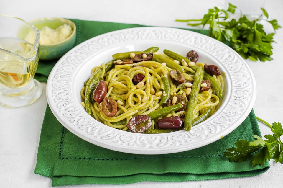 Итальянская классика: зелёные спагетти с фасолью и песто