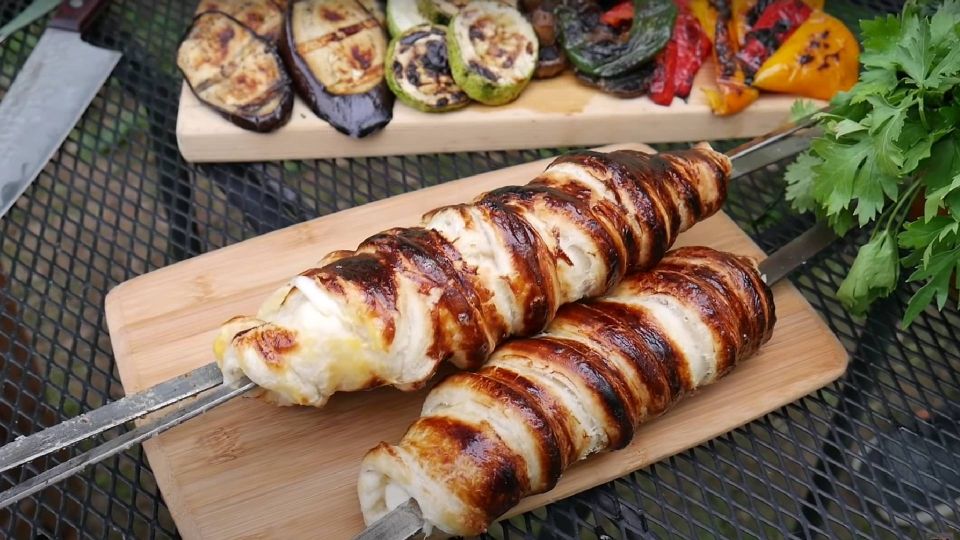 Сырный шашлык станет отличной заменой мясному: приготовьте вкусное и простое блюдо