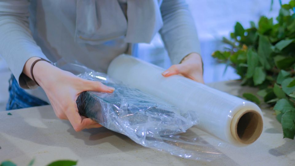 Опытные хозяйки всегда держат под рукой пищевую пленку: годится не только для готовки