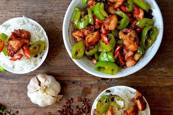 Огненная сычуаньская курица с пекучими перцами