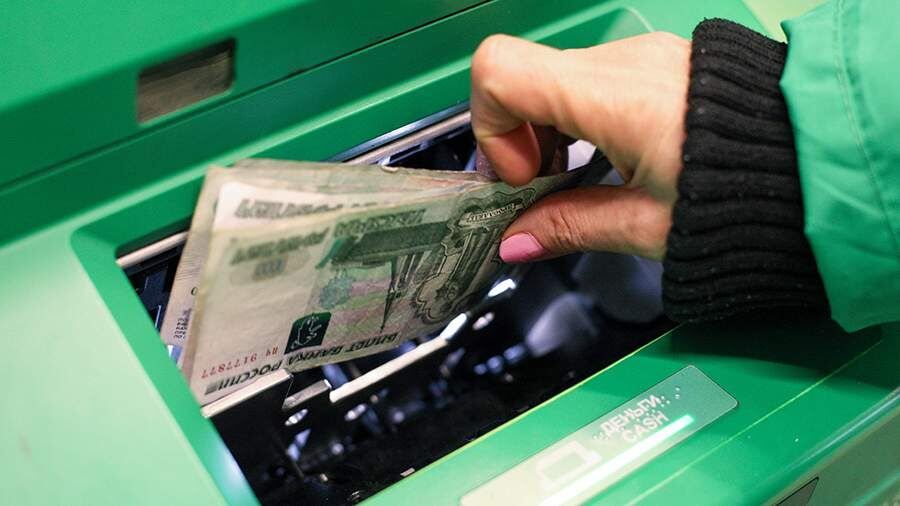 Рубль остается на высоте: доля сбережений россиян в нацвалюте достигает рекорда