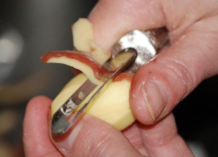 Польза картофельных очисток для садоводов