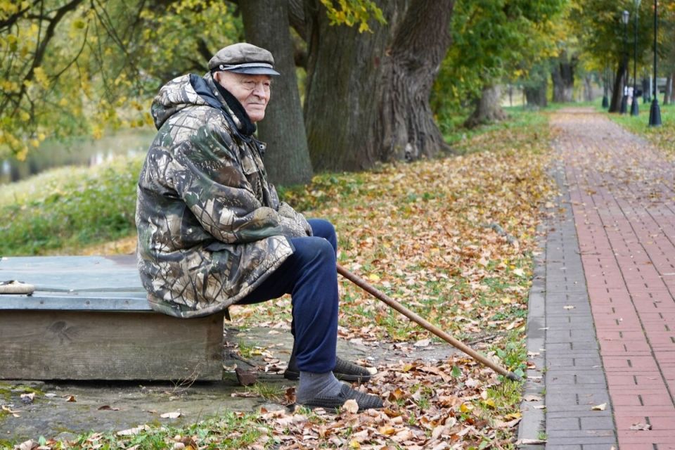 Уточнённые условия досрочного выхода на пенсию объясняют особенности стажа и иждивения