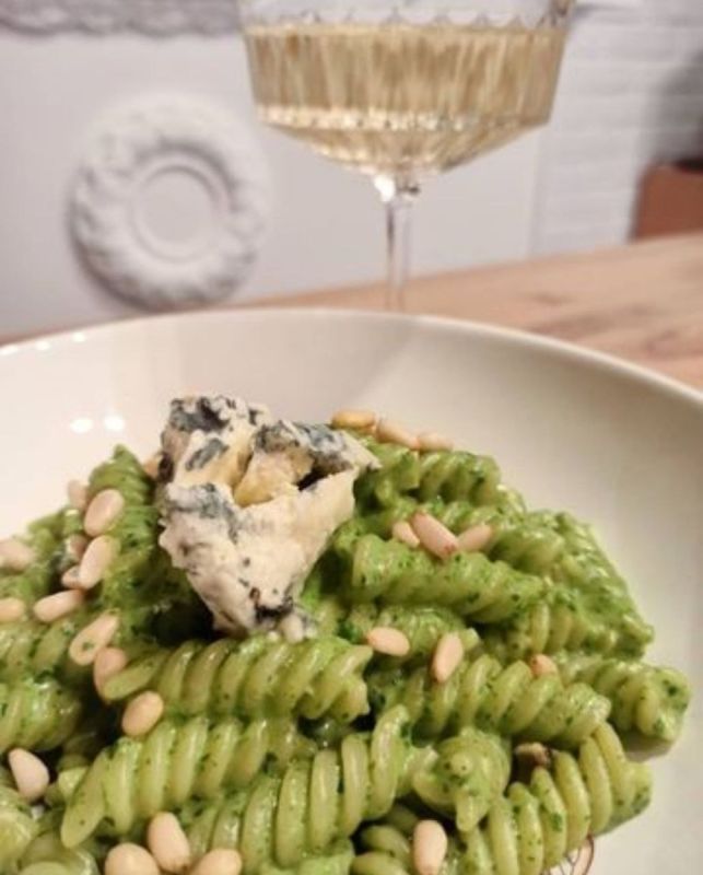 Изумрудная паста за 10 минут: как простой ужин снимает усталость и дарит ощущение легкости