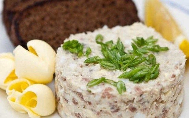 Как быстро и эффектно накрыть стол: классический форшмак из селёдки и его вариации