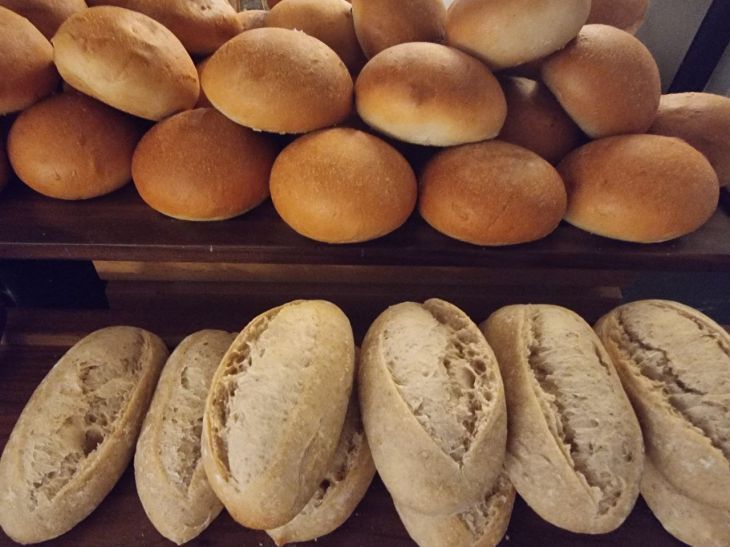 Спасаем твердые булочки и пирожки: минутный лайфхак для хозяек — станут как свежеиспеченные